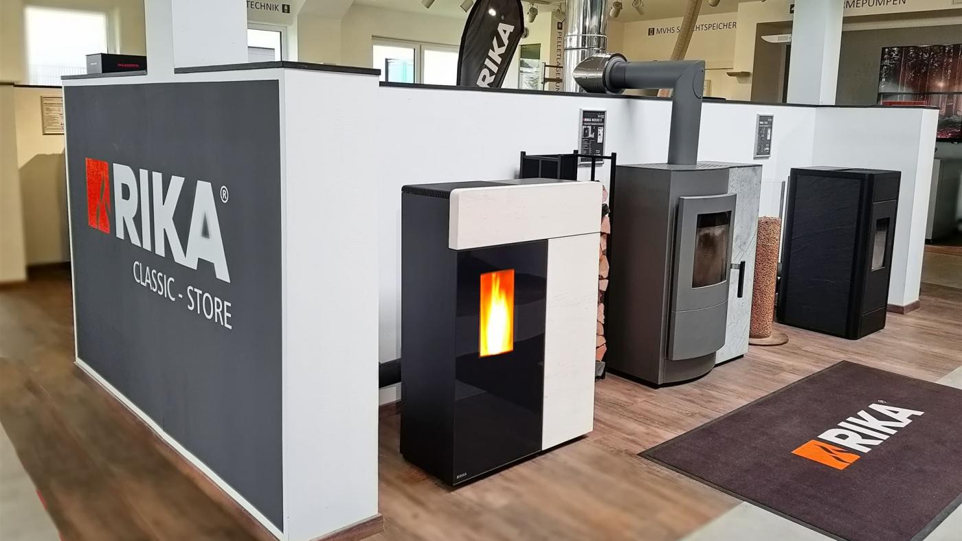 Zu sehen sind RIKA Pelletöfen in Funktion in der SanTHERM Ausstellung Verkaufsraum