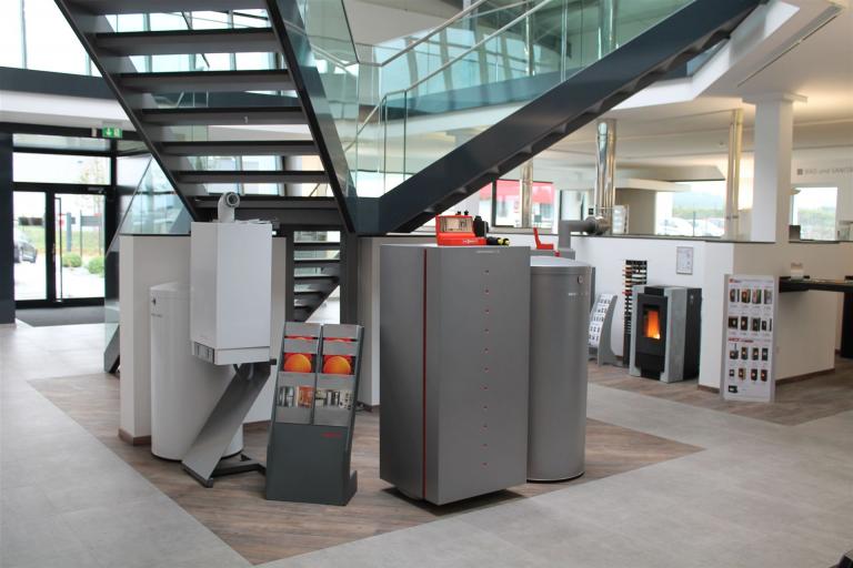 Öl und Gaskessel in der SanTHERM Ausstellung Verkaufsraum