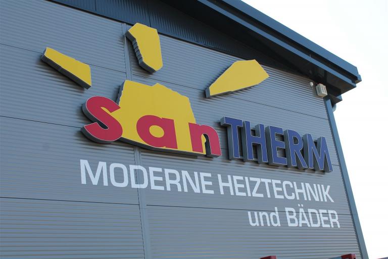 SanTHERM Logo an der Gebäudefassade