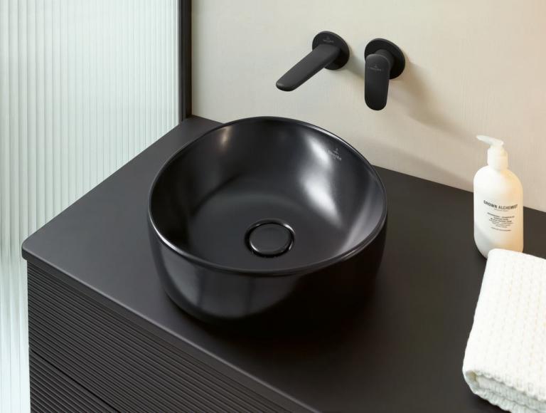 Zu sehen sind Sanitärgegenstände aus der Antao Serie der Fa. Villeroy & Boch