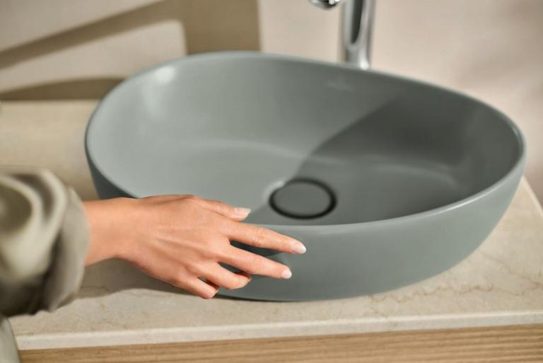 Zu sehen sind Sanitärgegenstände aus der Antao Serie der Fa. Villeroy & Boch